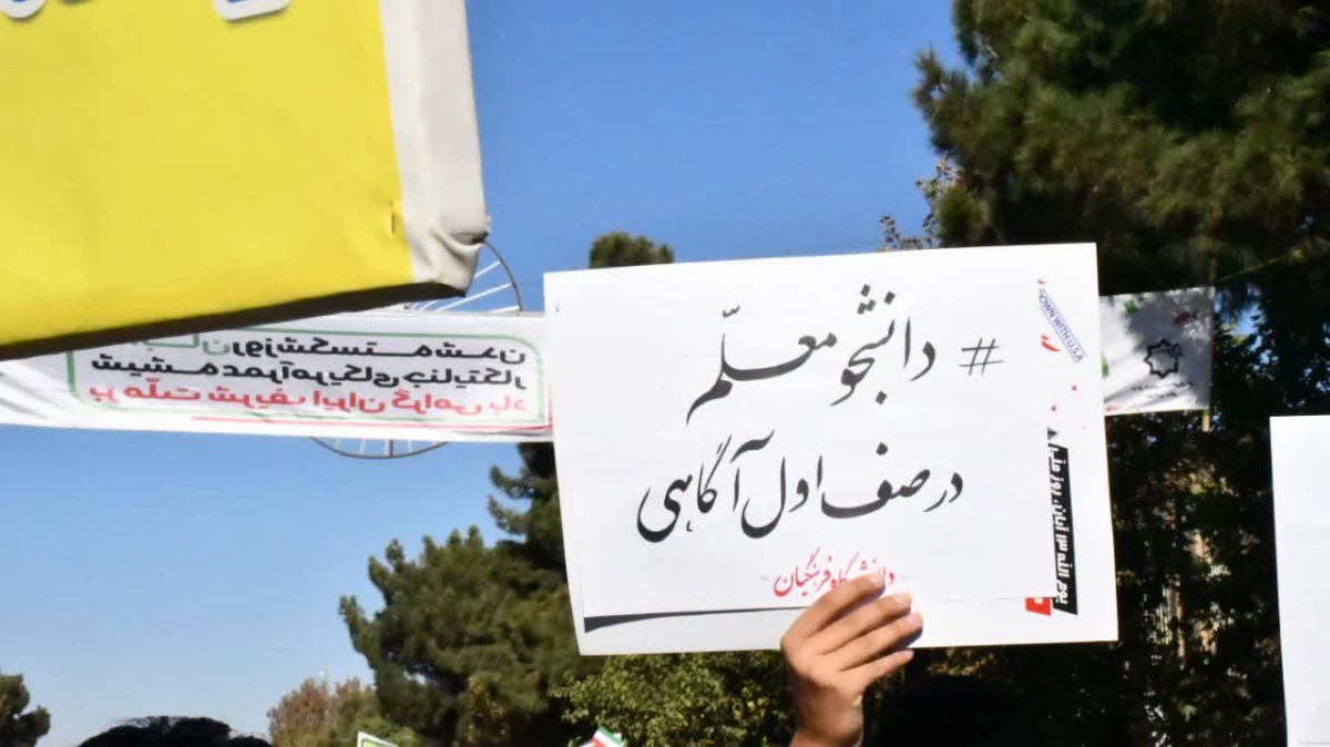 همزمان با یوم الله 13آبان انجام شد:
حضور پرشور دانشجویان ،کارکنان،اساتید واحد دانشور در راهپیمایی روز 13آبان 5