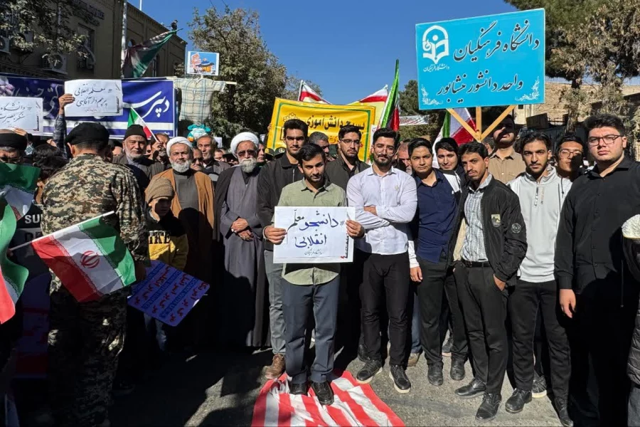 همزمان با یوم الله 13آبان انجام شد:
حضور پرشور دانشجویان ،کارکنان،اساتید واحد دانشور در راهپیمایی روز 13آبان 6