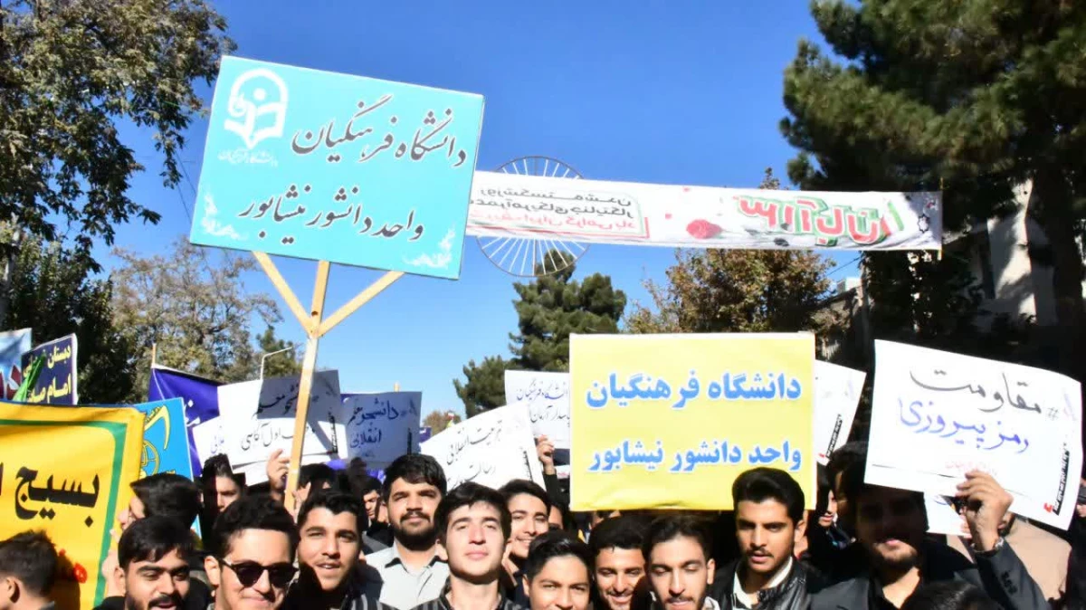 همزمان با یوم الله 13آبان انجام شد:
حضور پرشور دانشجویان ،کارکنان،اساتید واحد دانشور در راهپیمایی روز 13آبان 7