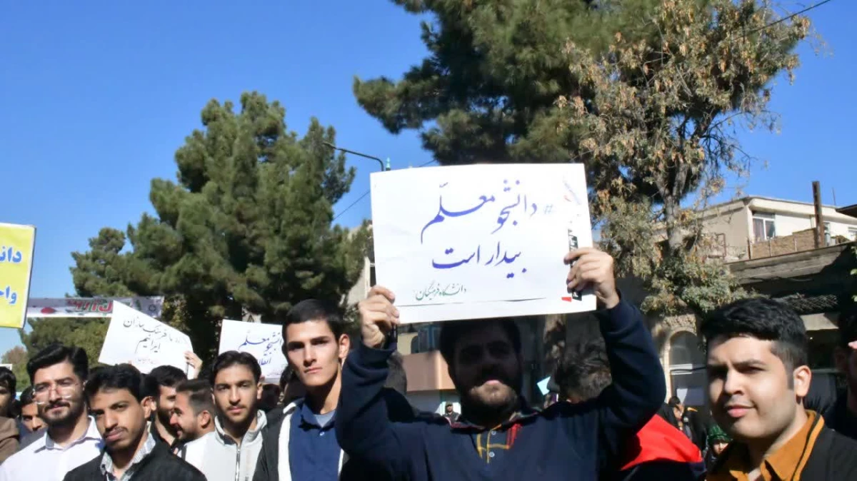 همزمان با یوم الله 13آبان انجام شد:
حضور پرشور دانشجویان ،کارکنان،اساتید واحد دانشور در راهپیمایی روز 13آبان 9