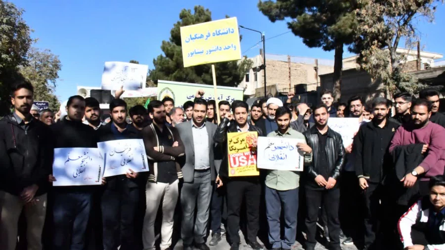 همزمان با یوم الله 13آبان انجام شد:
حضور پرشور دانشجویان ،کارکنان،اساتید واحد دانشور در راهپیمایی روز 13آبان 10