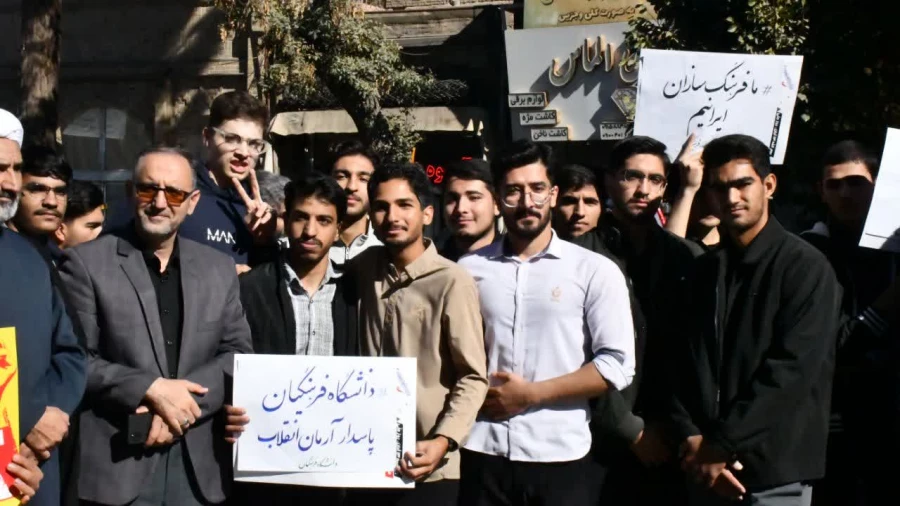 همزمان با یوم الله 13آبان انجام شد:
حضور پرشور دانشجویان ،کارکنان،اساتید واحد دانشور در راهپیمایی روز 13آبان 11