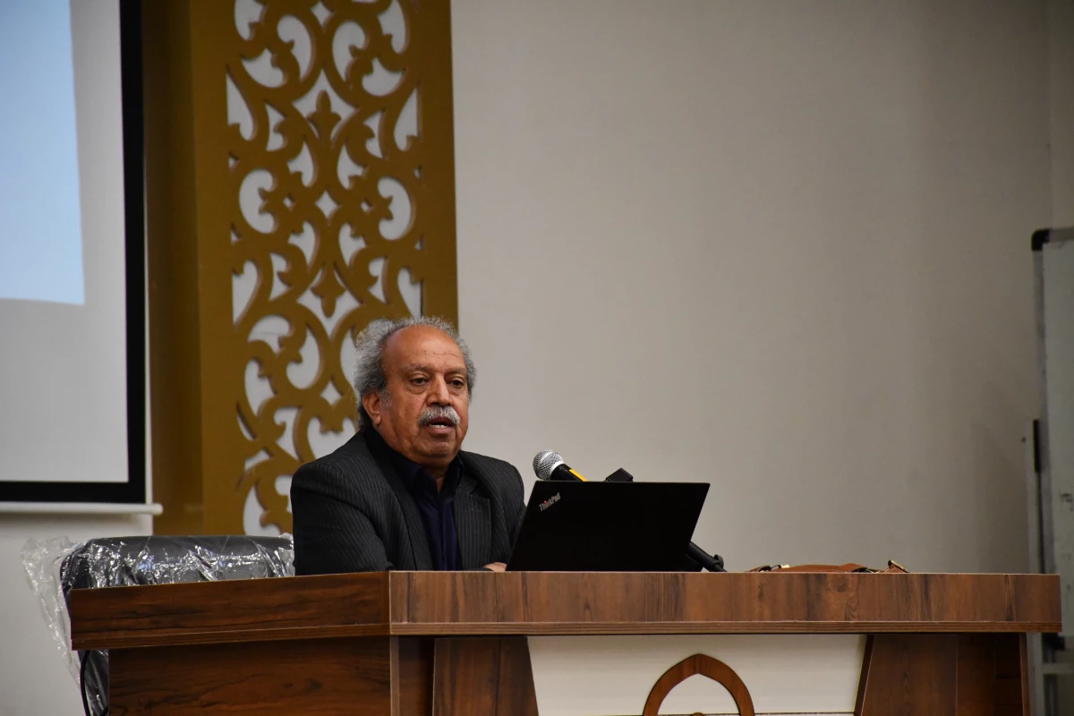 با حضور پرشور دانشجویان انجام شد:
برگزاری کارگاه عرفان وهنر با حضور استاد علیرضا سراجی 3