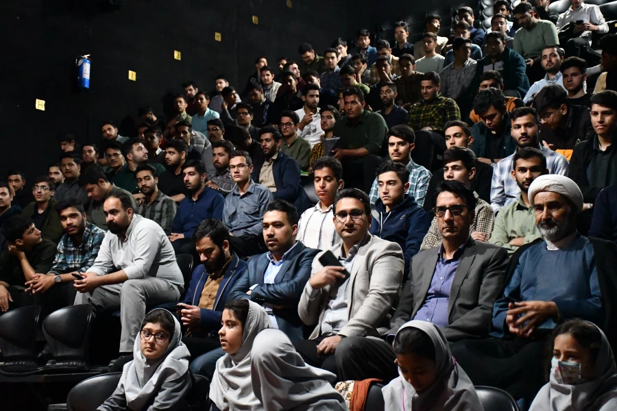 با حضور در گذر فرهنگ و هنر نیشابور انجام شد:
تماشای نمایش زیبای شازده کوچولو 7