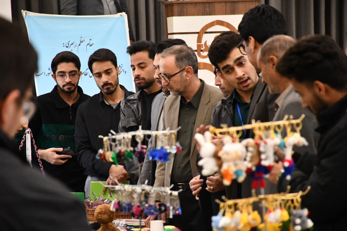 افتتاحیه نمایشگاه کتاب دانشور:
با شعار از کلاس درس تا افق فردا ،کتاب چراغ راه معلم آینده  4