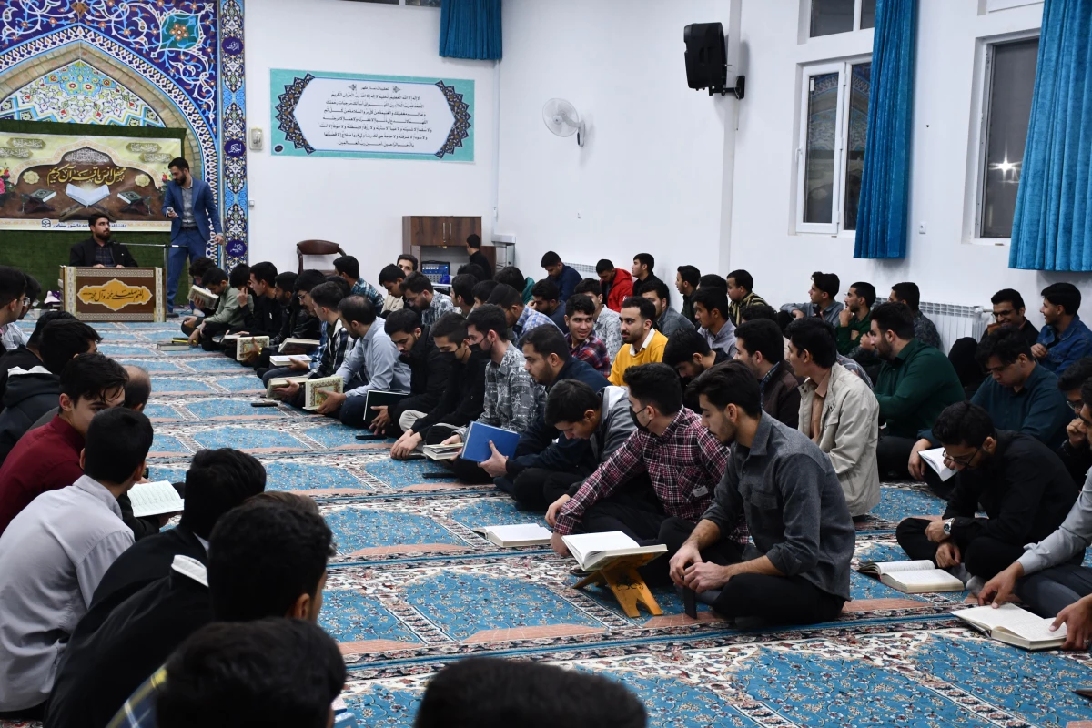 برگزاری محفل انس با قرآن کریم با حضور قاریان ممتاز کشوری و استانی 
به مناسبت هفته قرآن و عترت 4