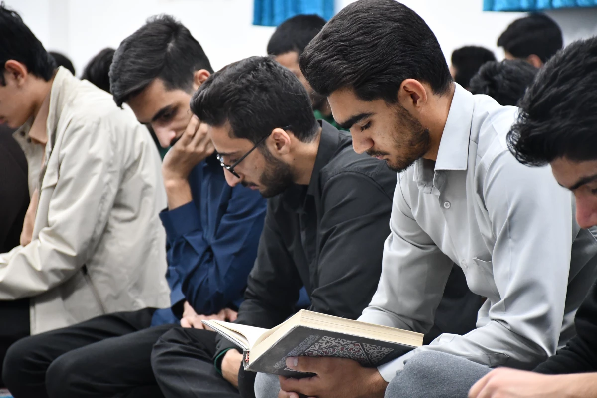 برگزاری محفل انس با قرآن کریم با حضور قاریان ممتاز کشوری و استانی 
به مناسبت هفته قرآن و عترت 9