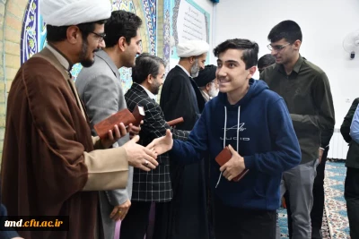 اهدای قرآن های تقدیمی دفتر مقام معظم رهبری به نو دانشجو معلمان با حضور امام جمعه شهرستان