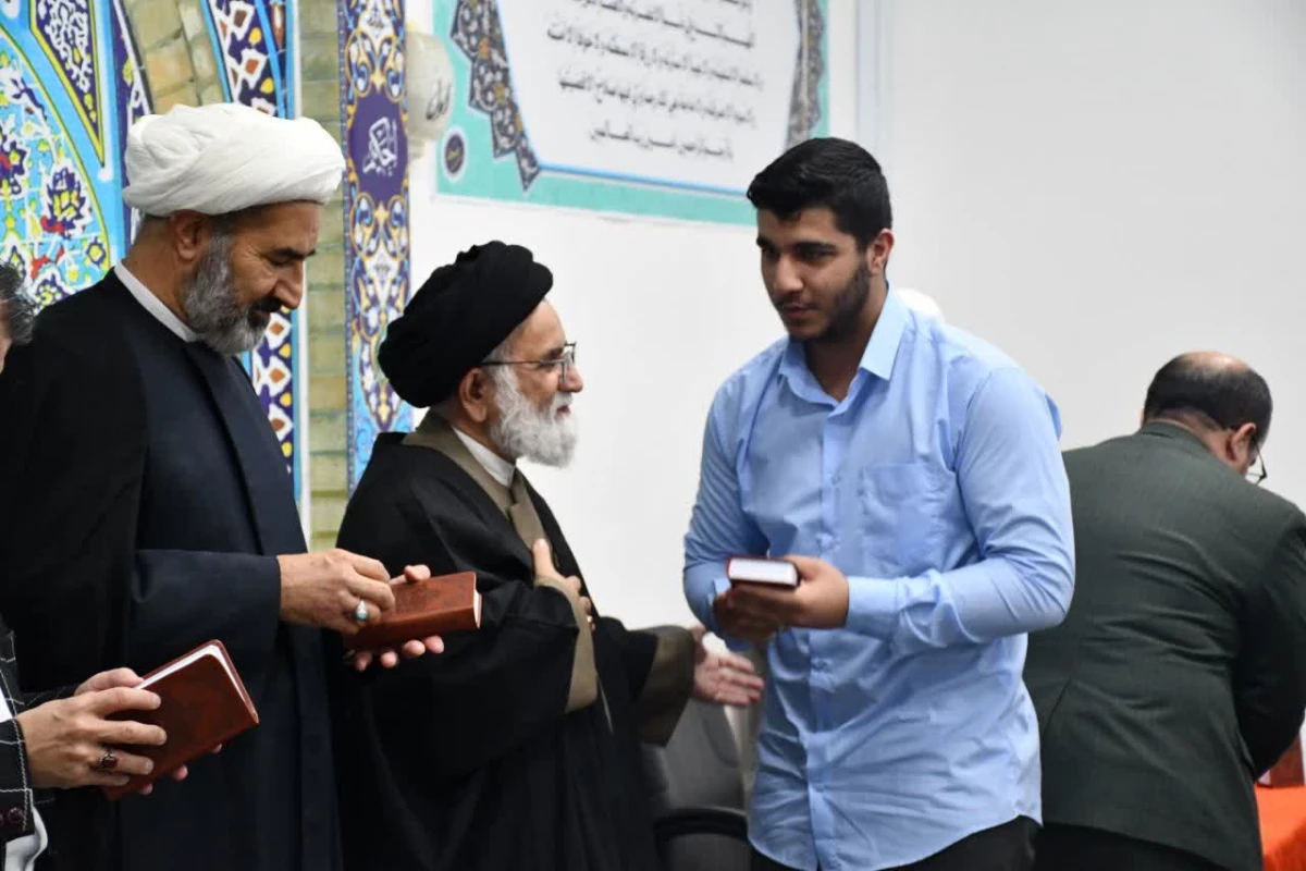 اهدای قرآن های تقدیمی دفتر مقام معظم رهبری به نو دانشجو معلمان با حضور امام جمعه شهرستان 4