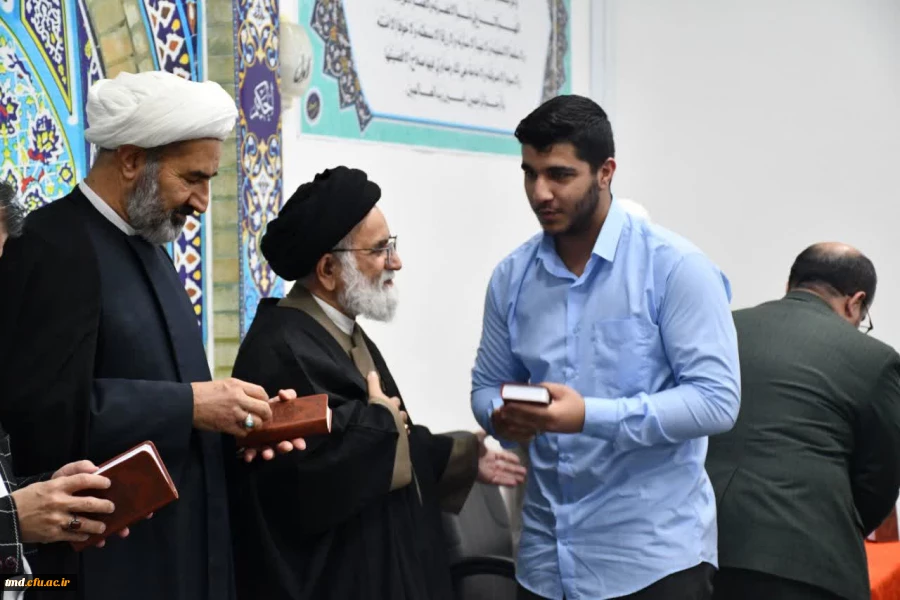 اهدای قرآن های تقدیمی دفتر مقام معظم رهبری به نو دانشجو معلمان با حضور امام جمعه شهرستان 4