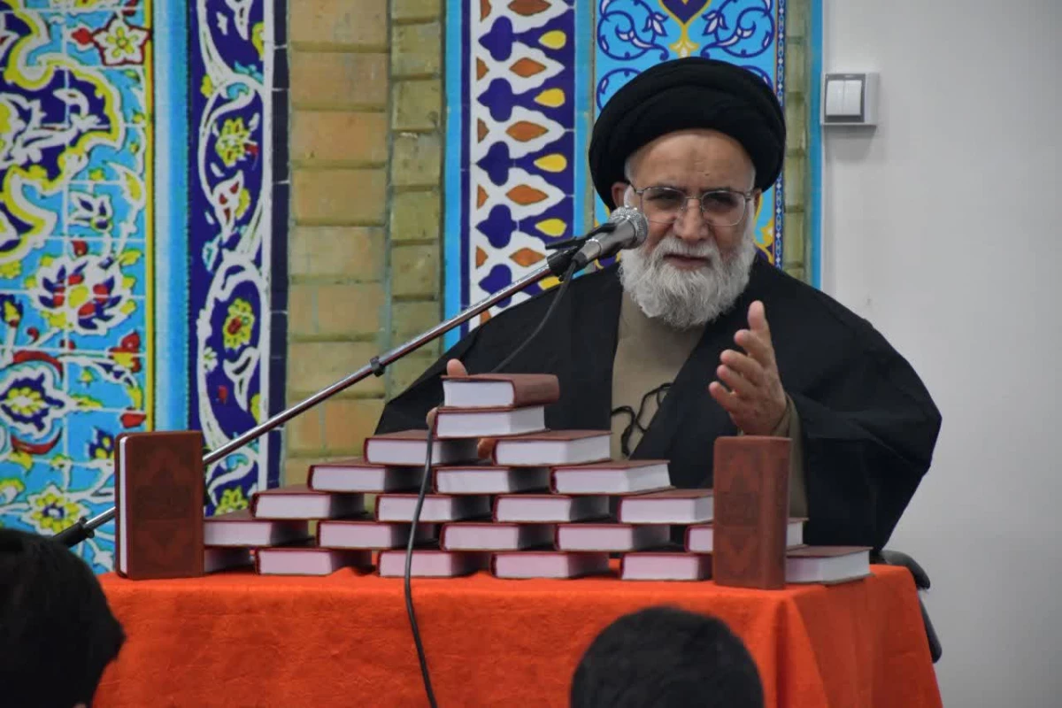 اهدای قرآن های تقدیمی دفتر مقام معظم رهبری به نو دانشجو معلمان با حضور امام جمعه شهرستان 5