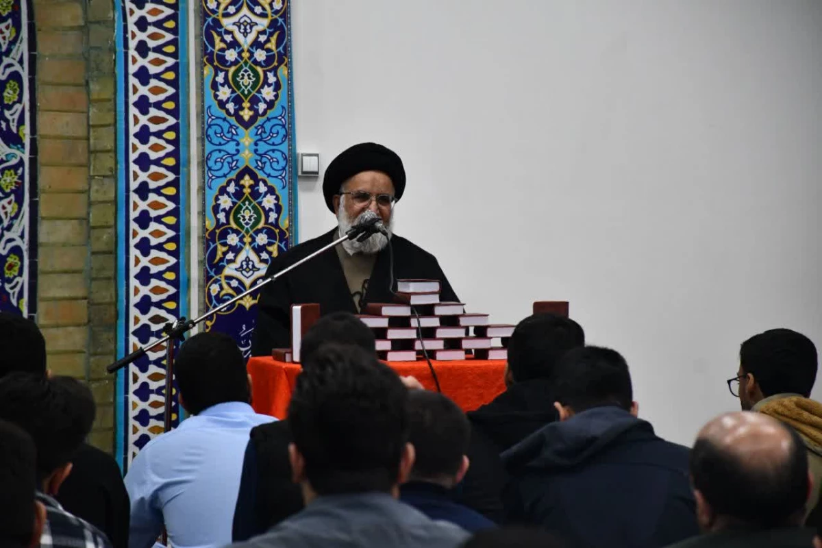 اهدای قرآن های تقدیمی دفتر مقام معظم رهبری به نو دانشجو معلمان با حضور امام جمعه شهرستان 6