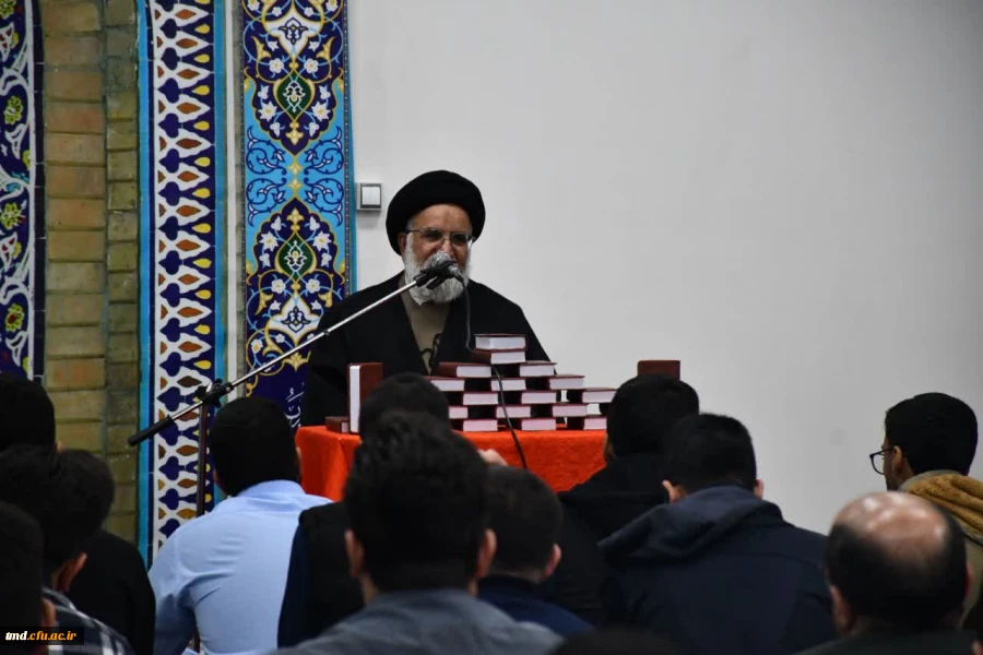 اهدای قرآن های تقدیمی دفتر مقام معظم رهبری به نو دانشجو معلمان با حضور امام جمعه شهرستان 6