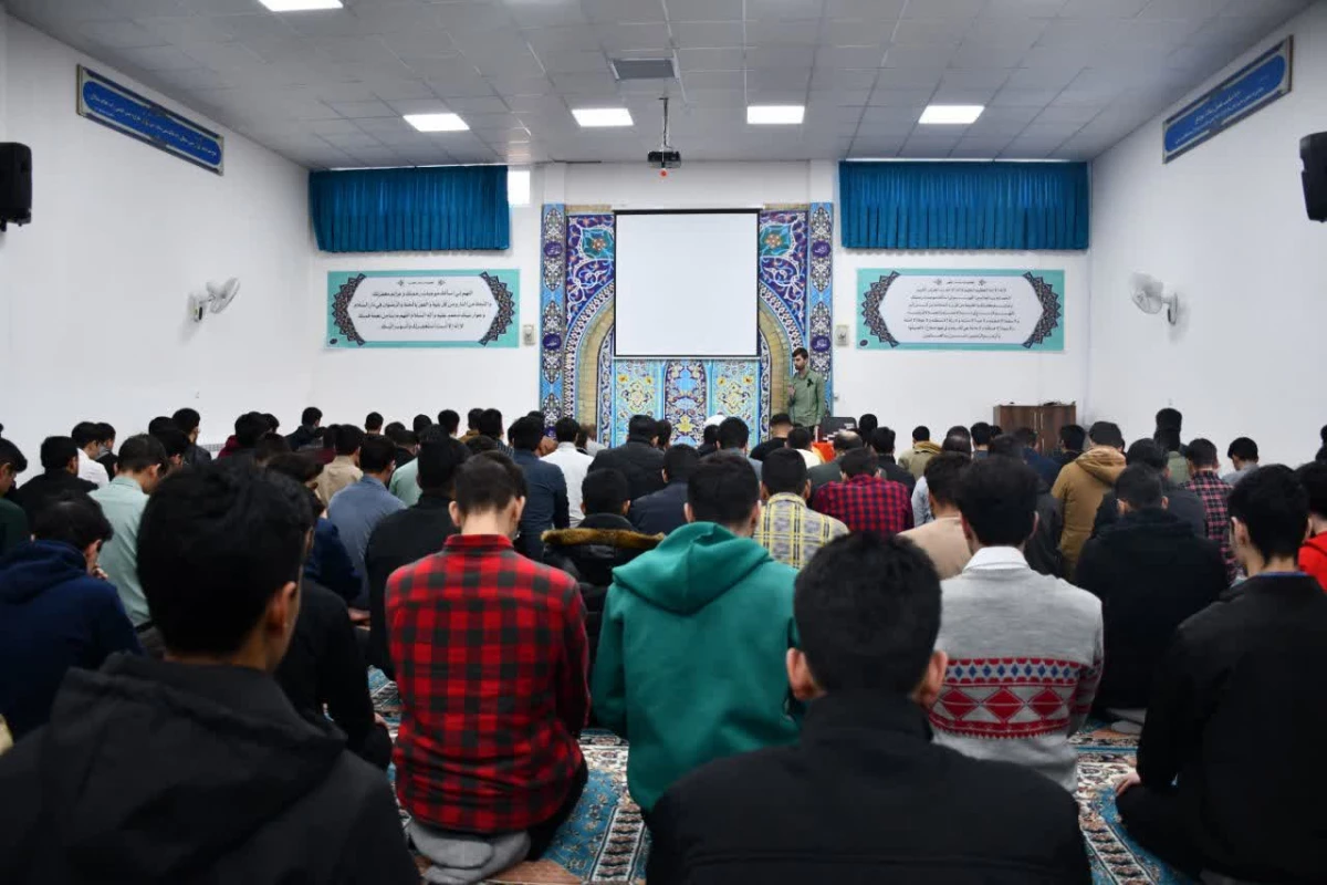 اهدای قرآن های تقدیمی دفتر مقام معظم رهبری به نو دانشجو معلمان با حضور امام جمعه شهرستان 7