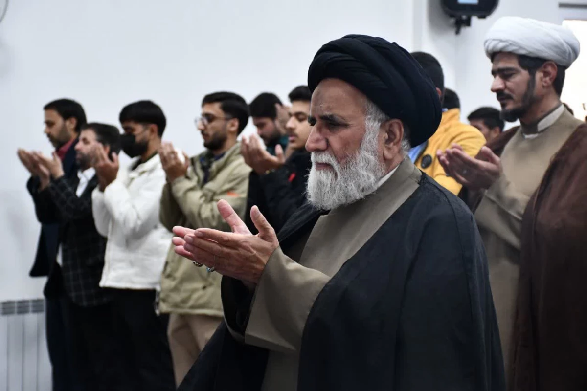 اهدای قرآن های تقدیمی دفتر مقام معظم رهبری به نو دانشجو معلمان با حضور امام جمعه شهرستان 8