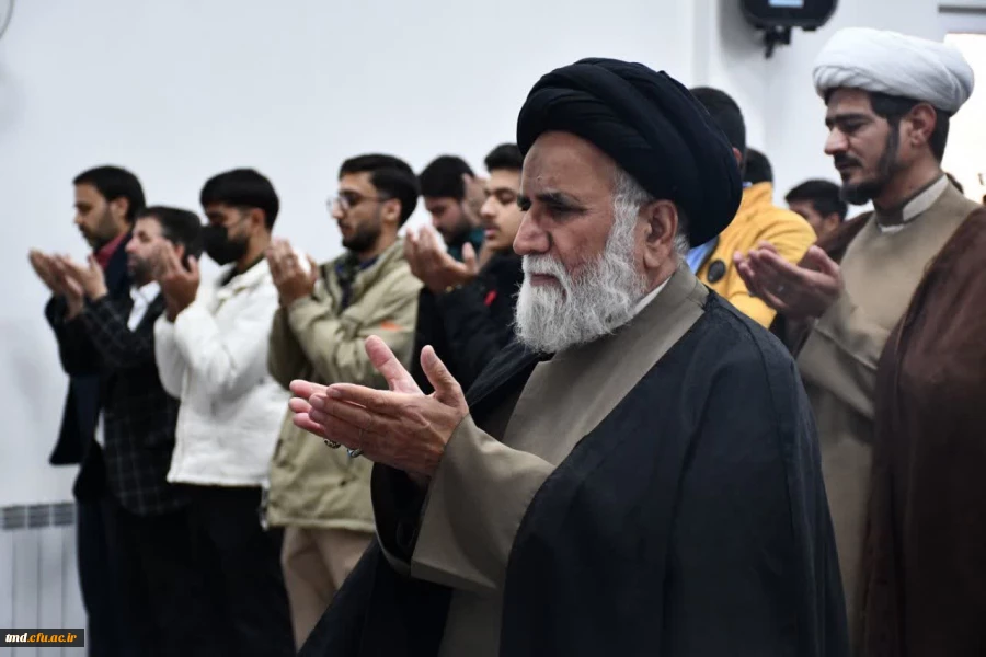 اهدای قرآن های تقدیمی دفتر مقام معظم رهبری به نو دانشجو معلمان با حضور امام جمعه شهرستان 8