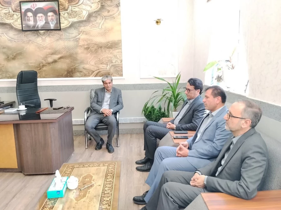 به مناسبت هفته معلم انجام شد:
حضور دکتر عربخانی ریاست دانشگاه در ادارات آ.پ نیشابور و میان جلگه 3