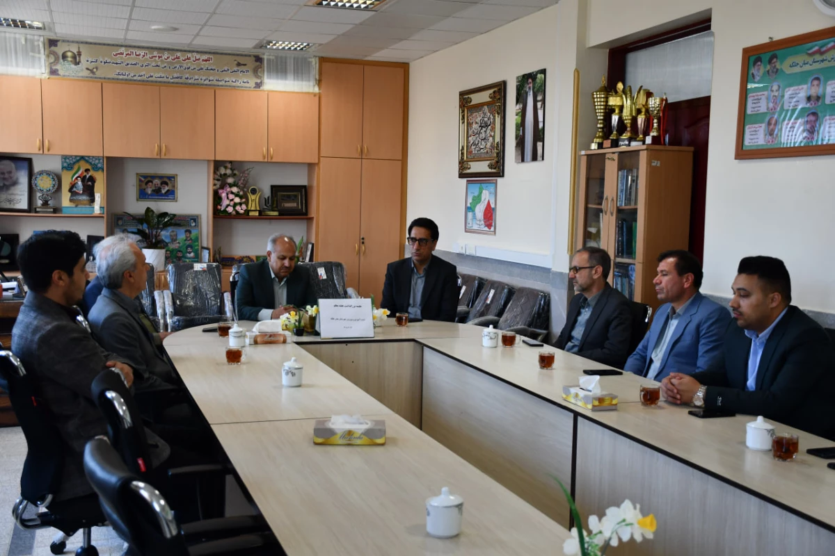 به مناسبت هفته معلم انجام شد:
حضور دکتر عربخانی ریاست دانشگاه در ادارات آ.پ نیشابور و میان جلگه 5