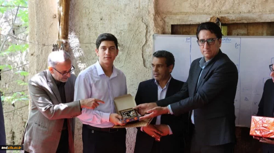 تقدیر از ایثار آموزشی دانشجوی واحد دانشور توسط دکتر عربخانی ریاست دانشگاه  با حضور در روستای قراچه از توابع شهرستان کوهسرخ 3