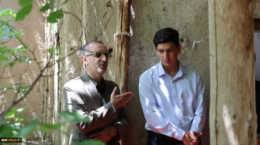 تقدیر از ایثار آموزشی دانشجوی واحد دانشور توسط دکتر عربخانی ریاست دانشگاه  با حضور در روستای قراچه از توابع شهرستان کوهسرخ 4