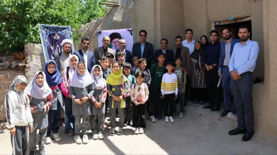 تقدیر از ایثار آموزشی دانشجوی واحد دانشور توسط دکتر عربخانی ریاست دانشگاه  با حضور در روستای قراچه از توابع شهرستان کوهسرخ 8